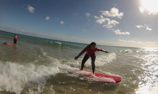 Desfrute de aulas de surf e aluguel em Fuerteventura, Canárias