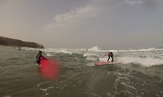 Desfrute de aulas de surf e aluguel em Fuerteventura, Canárias