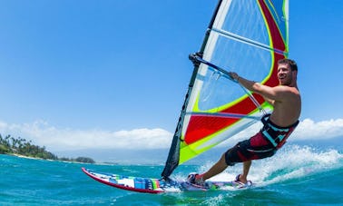 Desfrute de aulas de windsurf em Porto Pollo, Ilha da Sardenha