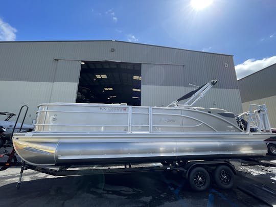 Luxury 25-Foot Barletta Pontoon Boat in Renton, Washington