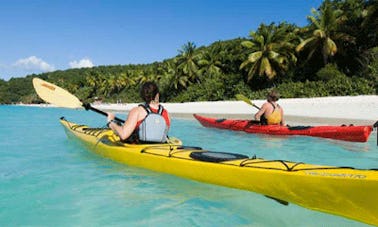 Explore Cruz Bay, Islas Vírgenes de los Estados Unidos, con un kayak de mar en solitario