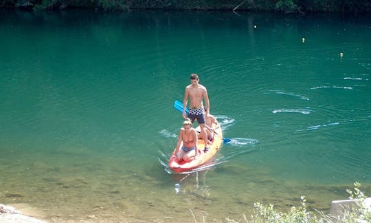 Location de trois kayaks assis sur le toit à Saint-Guilhem-le-Désert, France