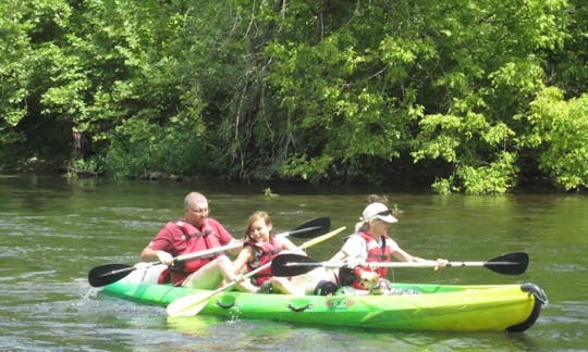 Location de trois kayaks assis sur le toit à Saint-Guilhem-le-Désert, France