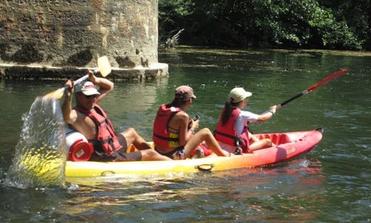 Location de trois kayaks assis sur le toit à Saint-Guilhem-le-Désert, France