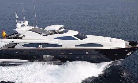 Cruise in Luxury in Ibiza on 102' Motor Yacht in Eivissa