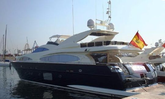 Cruise in Luxury in Ibiza on 102' Motor Yacht in Eivissa