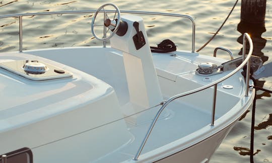 Rent 27' Motor Yacht in Vadstena, Östergötlands County