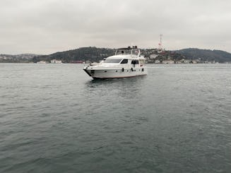 Tour privado en yate por Estambul a bordo del megayate Ferretti Power de 79 pies