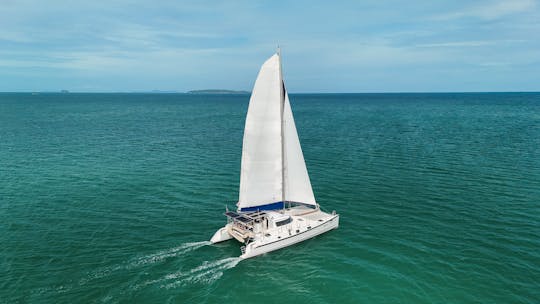 Catamarán Mozart navegando en Tailandia