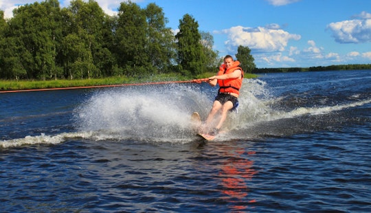 Речные развлечения. Развлечения на воде. Кататься на водных лыжах. Развлечения на озере. Водные развлечения на реке.