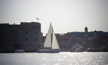 Passeios diurnos de iate à vela com capitão (8 horas e 9 pessoas)