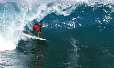 Surfez sur les vagues de Bali, en Indonésie