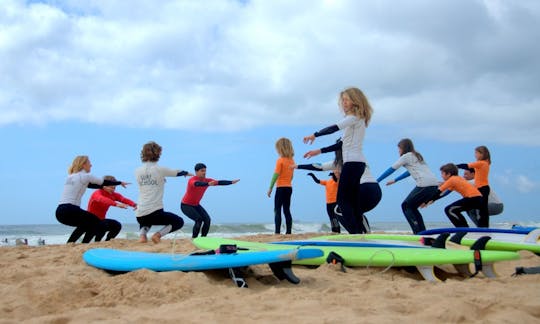 Junte-se a nós surfando em Carcavelos, Lisboa