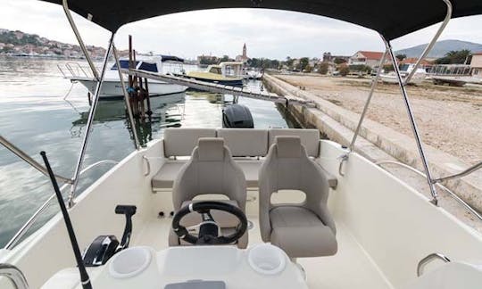 Louez le Quicksilver 675 Activ Open pour 8 personnes à Trogir, en Croatie