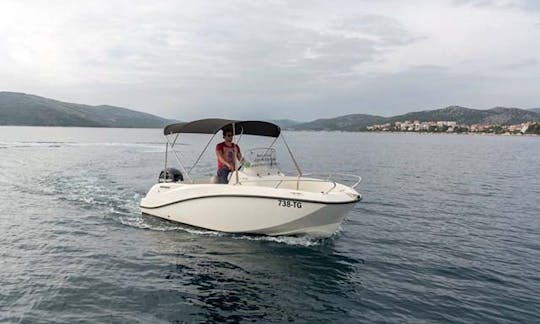 Bateau ouvert Activ 505 à louer à Trogir, Croatie