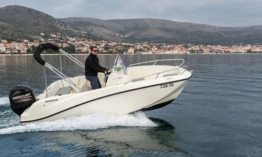 Bateau ouvert Activ 505 à louer à Trogir, Croatie