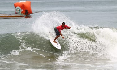 Cours de surf à Kovalam, Tamil Nadu