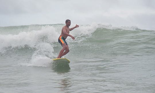 Cours de surf avec des moniteurs accrédités à Dreamland Beach à Bali