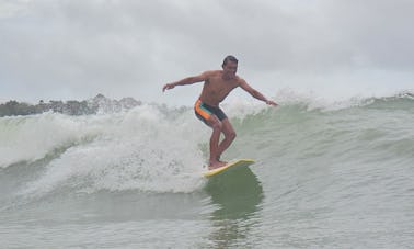 Cours de surf avec des moniteurs accrédités à Dreamland Beach à Bali