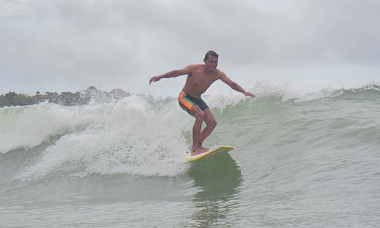 Cours de surf avec des moniteurs accrédités à Dreamland Beach à Bali