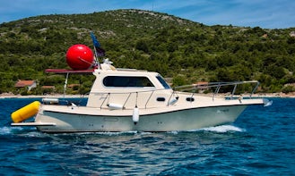 Charter 31' Motor Yacht in Zadar, Croatia