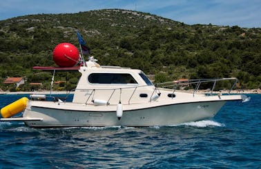 Charter 31' Motor Yacht in Zadar, Croatia