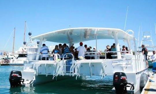 Disfruta de una fiesta en barco en un catamarán a motor en Cabo San Lucas, México