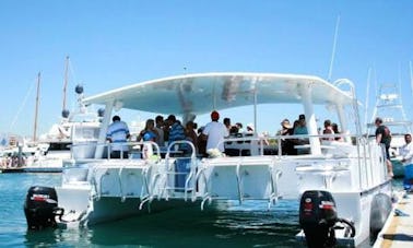 Desfrute de uma festa de barco em um catamarã a motor em Cabo San Lucas, México