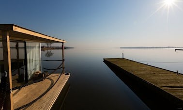 Viva em uma casa flutuante de 3 quartos com terraço flutuante em Mielno, Polônia