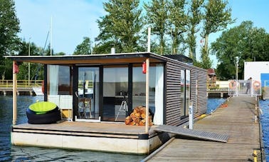 Experimente o Houseboat HT6 com 3 quartos e terraço flutuante em Mielno, Polônia