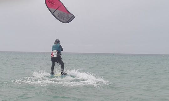 スペインのタリファでのカイトボーディングレッスン