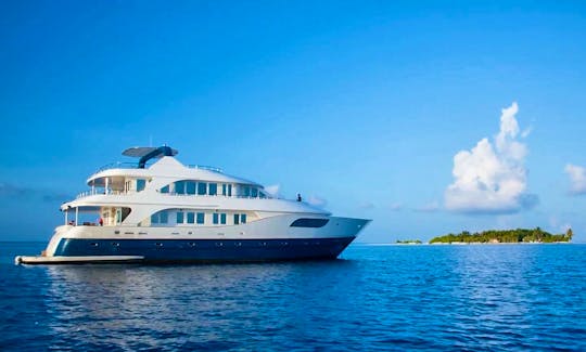 Luxury yacht rental in Maldives