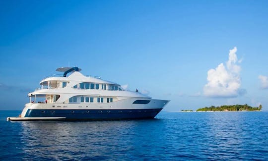 Luxury yacht rental in Maldives