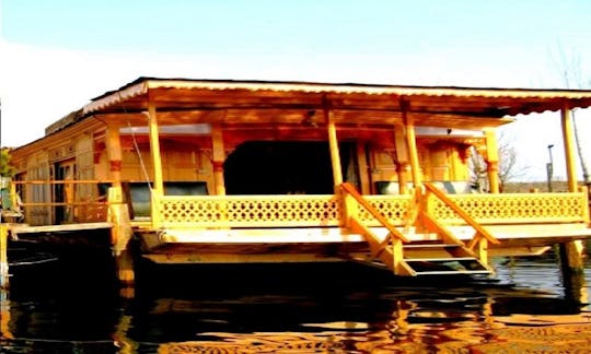 Rent a Houseboat for the weekend in Himachal Pradesh, India