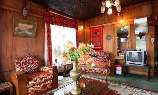 Rent a Houseboat for the weekend in Himachal Pradesh, India