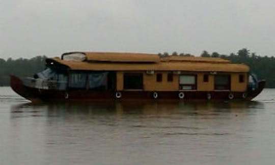 Louez un bateau-maison de 100 pieds à Nileshwar, Kerala