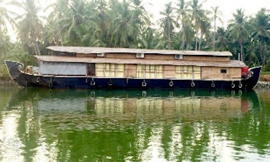 Louez un bateau-maison de 100 pieds à Nileshwar, Kerala