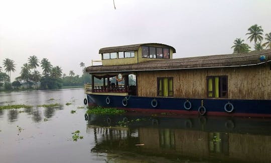 Cruise with houseboat in Kerala, India