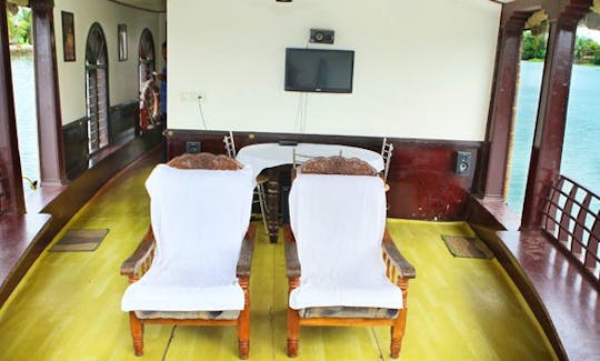 Rent a Single Bedroom Houseboat in Alappuzha, Kerala