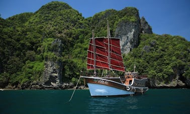 Profitez du coucher du soleil et d'un dîner-croisière aux fruits de mer au barbecue à Krabi, en Thaïlande, sur un voilier