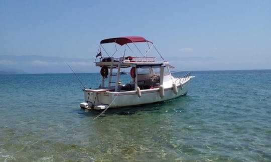 Alugue um barco tradicional de fibra de vidro para 11 pessoas em Paraty, Brasil