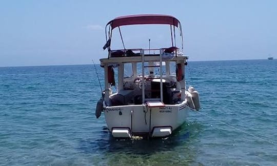 Alugue um barco tradicional de fibra de vidro para 11 pessoas em Paraty, Brasil