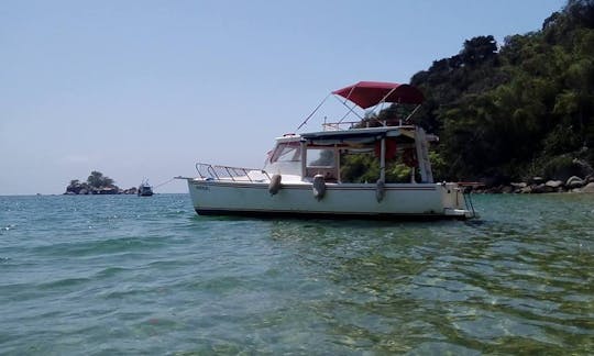 Alugue um barco tradicional de fibra de vidro para 11 pessoas em Paraty, Brasil