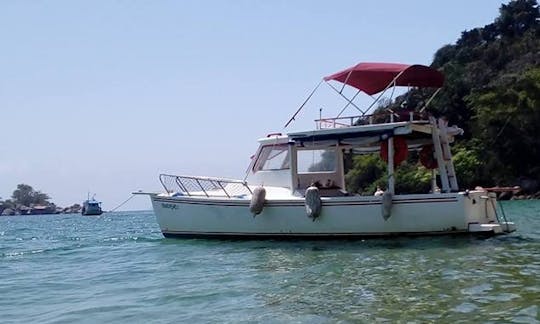 Alugue um barco tradicional de fibra de vidro para 11 pessoas em Paraty, Brasil