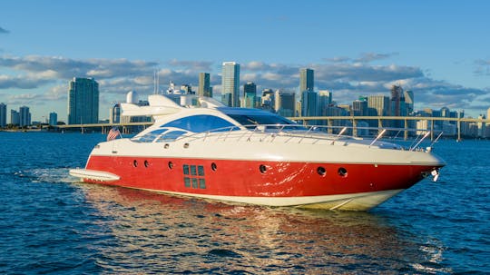 partons en croisière à Miami à bord d'un méga yacht de 90 pieds pour 13 personnes spéciales !