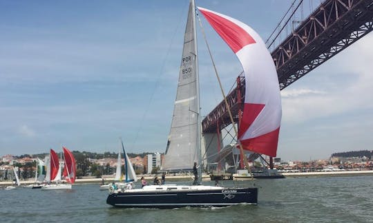 Passeios turísticos ou velejos ao pôr do sol em Lisboa, Portugal, em Cruising Monohull