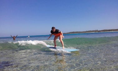 Clases de surf y alquiler de barcos de surf en Momi, Fiji