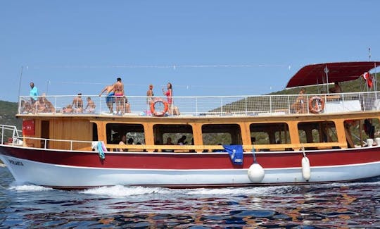 Profitez de la vue imprenable sur Izmir, en Turquie, sur ce bateau à passagers