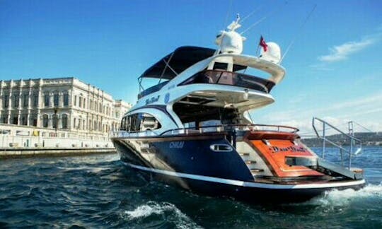 Passe o dia no belo mar de Istambul, Turquia, com este luxuoso motor yc