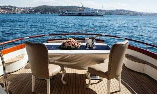 Passe o dia no belo mar de Istambul, Turquia, com este luxuoso motor yc